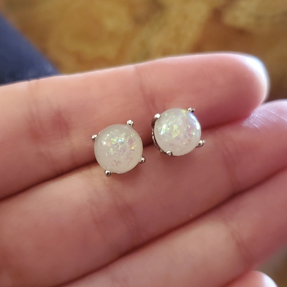 NWOT 8mm White Triplet Opal Stud Earrings - Picture 4 of 16